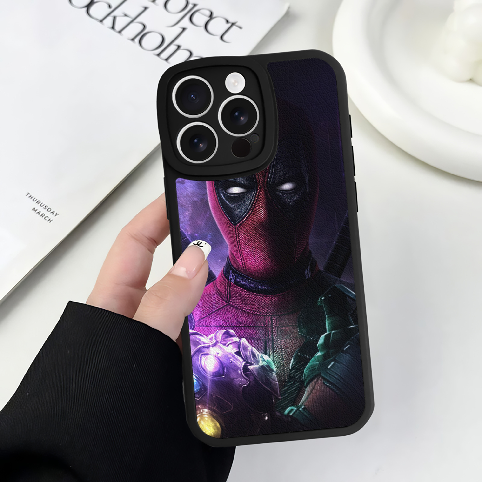 （画像用） Deadpool デッドプール 【iPhone 16シリーズ対応】シリコンスマホケース（レザー調） 材質：シリコン